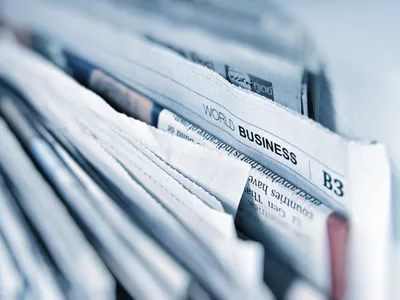 Journaux empilés illustrant la production éditoriale dans les médias