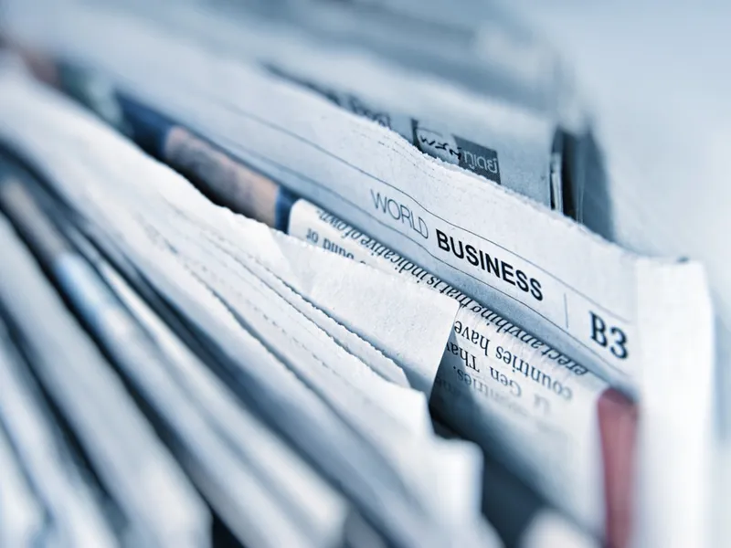 Journaux empilés illustrant la production éditoriale dans les médias