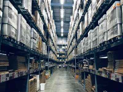 Entrepôt de distribution avec rangées de produits catalogués