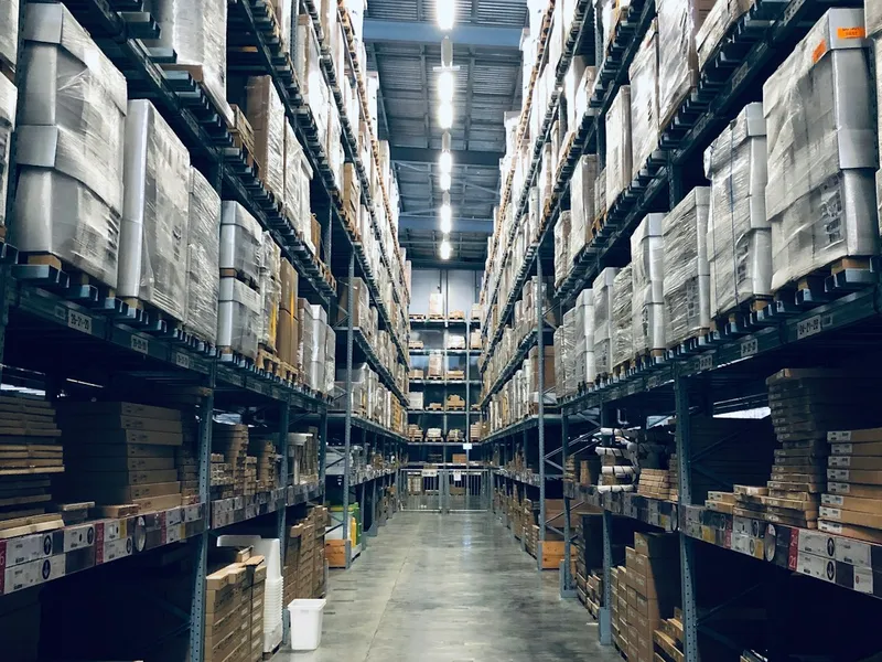 Entrepôt de distribution avec rangées de produits catalogués