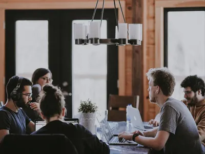 Équipe coordonnant la gestion d'intervenants terrain sur une plateforme de staffing