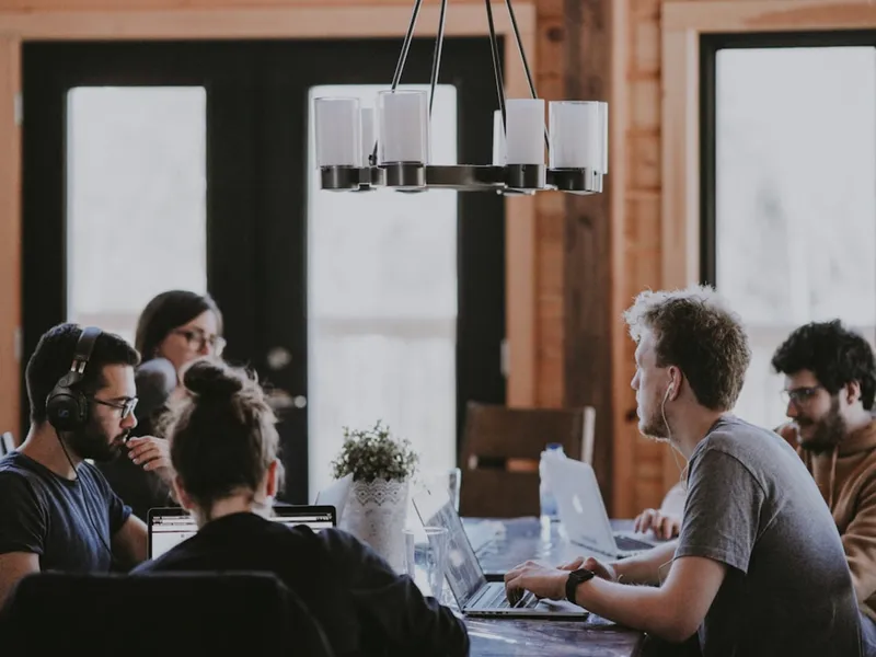 Équipe coordonnant la gestion d'intervenants terrain sur une plateforme de staffing
