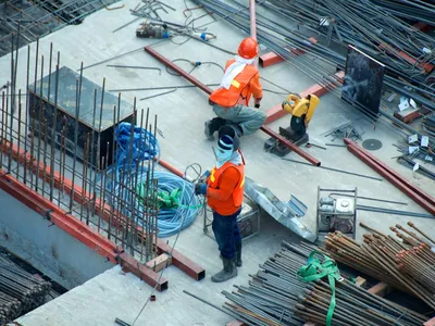 Chantier BTP avec ouvriers : illustration logiciel métier terrain