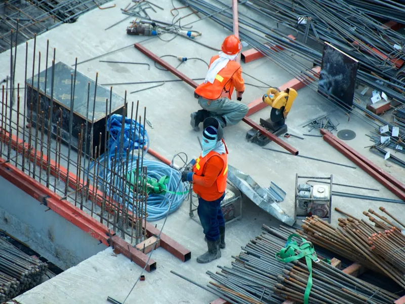 Chantier BTP avec ouvriers : illustration logiciel métier terrain