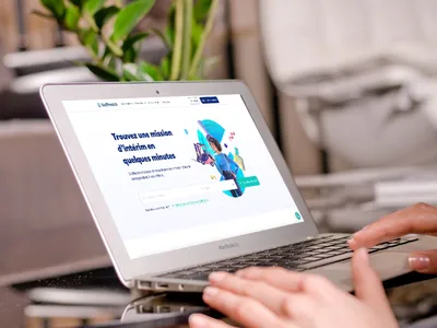Le site Staffmatch affiché sur un ordinateur portable posé sur un bureau