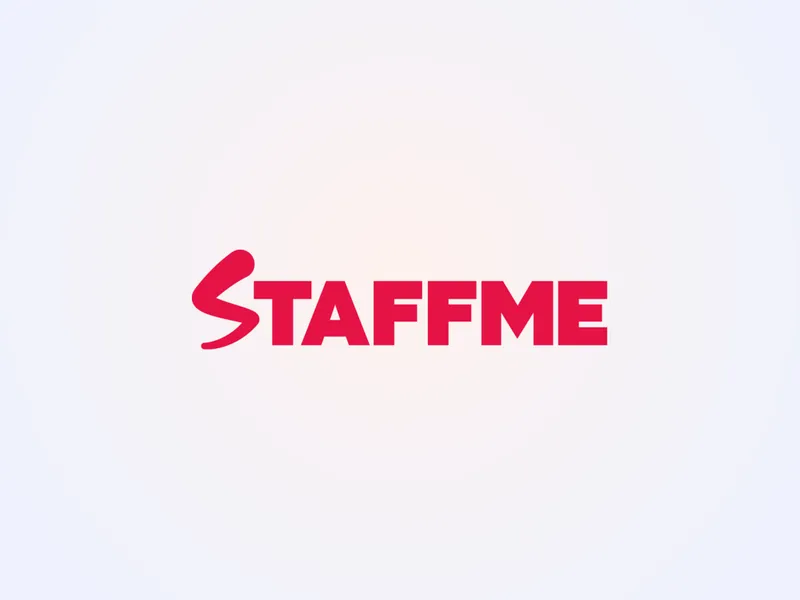 La plateforme StaffMe affichée sur un ordinateur portable posé sur un bureau