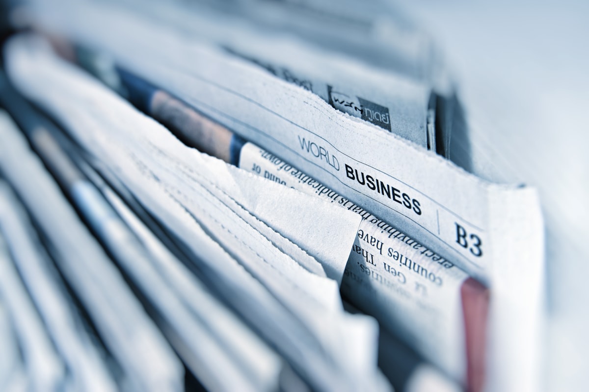 Journaux empilés illustrant la production éditoriale dans les médias