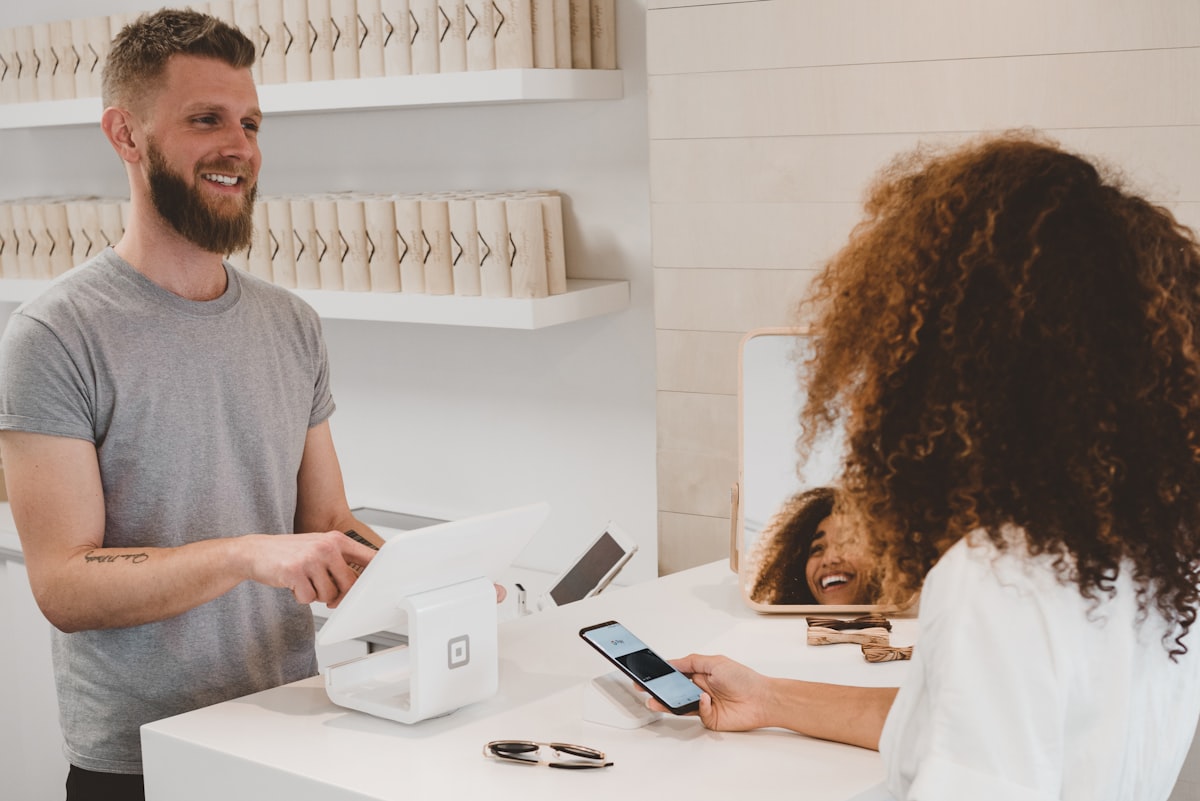 Transaction sur une marketplace sectorielle entre acheteur et vendeur