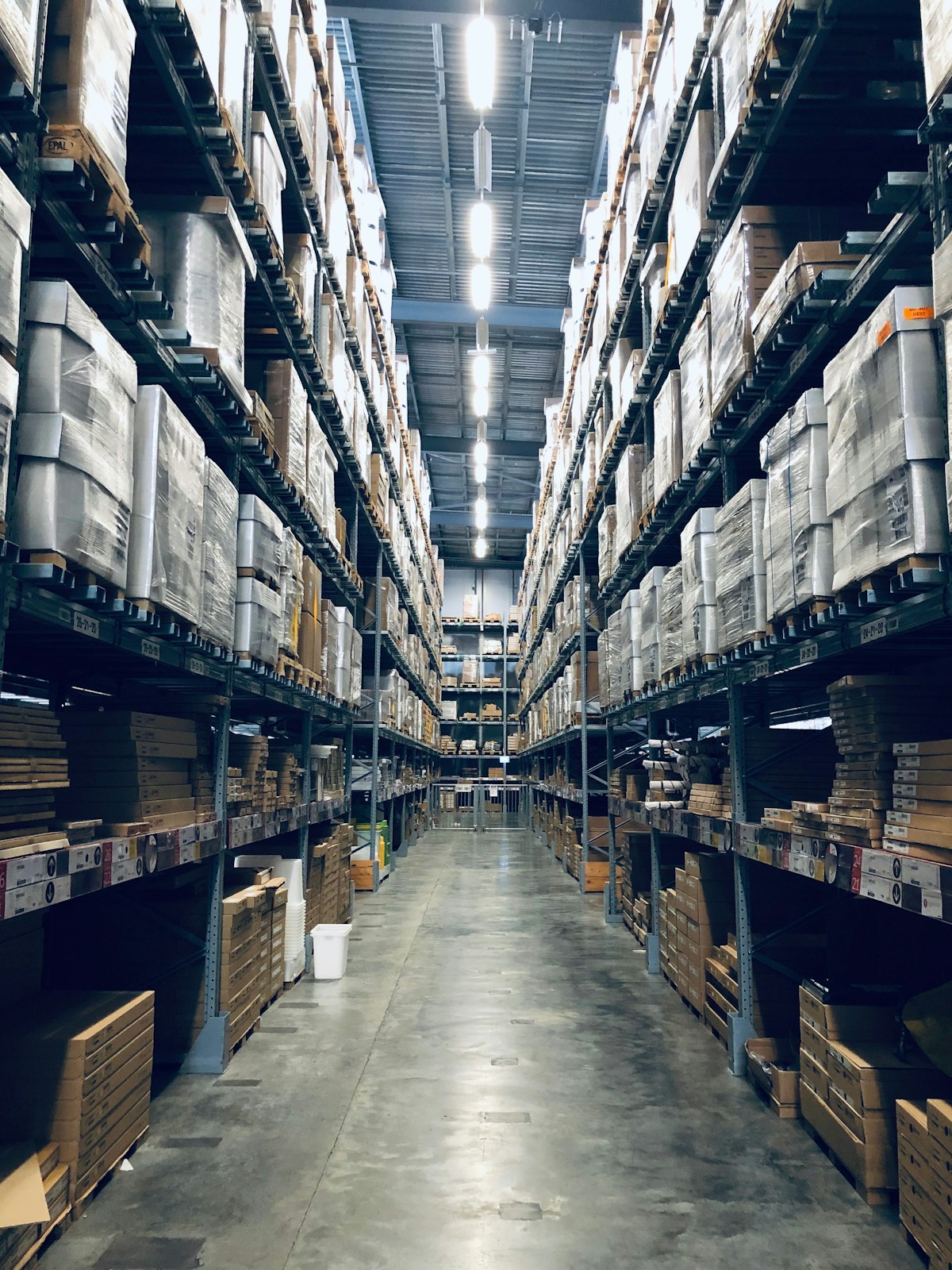 Entrepôt de distribution avec rangées de produits catalogués