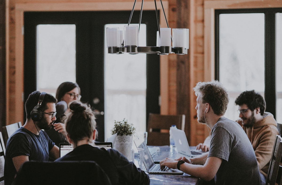 Équipe coordonnant la gestion d'intervenants terrain sur une plateforme de staffing